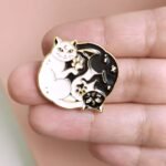 Pin-ying-yang-gato-cat-broche-gatuna-1.jpg